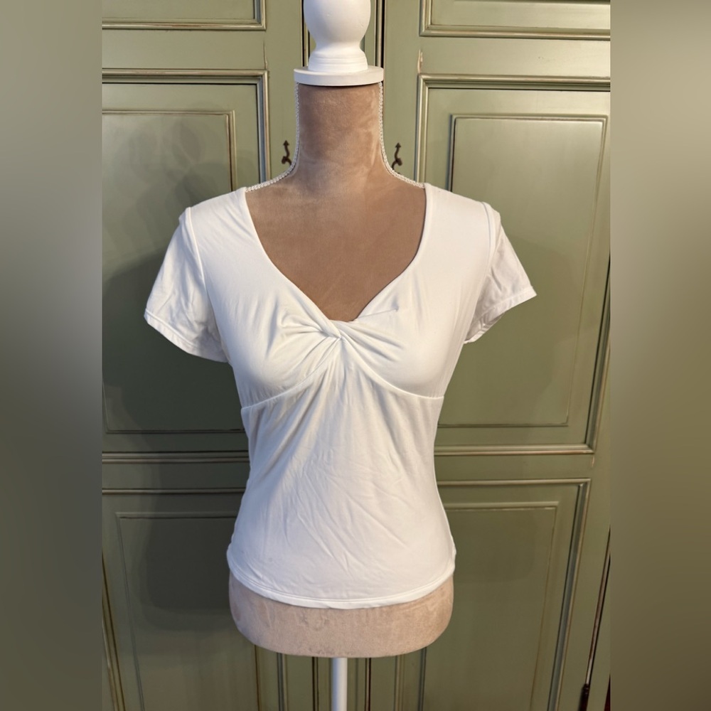 Qinsen- Fit & Comfort- White. Size XL. Twist Front V-Neck Short Sleeve Top